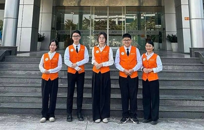 Em Minh sinh viên trường Đại học Ngoại ngữ Hà Nội (thứ hai từ trái sang) đã phát hiện và giúp đỡ du khách Philippines sáng 3/1. Ảnh: Noibai International Airport