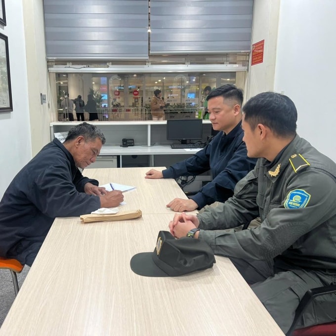 Các lực lượng chức năng hướng dẫn vị khách cung cấp thông tin. Ảnh: Noibai International Airport