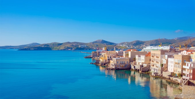 Đảo Syros nhìn từ biển vào. Ảnh: Visit Syros