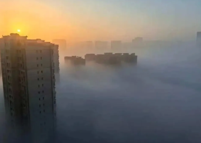 Ông Wu, chủ nhân căn hộ cao tầng ở Nam Thông, Giang Tô rất hài lòng với view trên cao. Ảnh: QQ