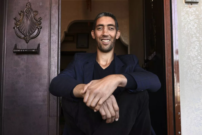 Sultan Kosen, 43 tuổi, ở Thổ Nhĩ Kỳ hiện là người đàn ông cao nhất thế giới với chiều cao 2,51 m. Ảnh: Mustafa Seven/Anadolu Agency