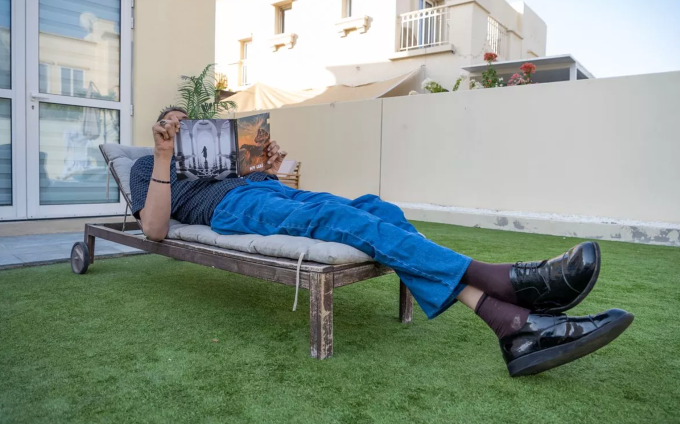 Chiều cao quá khổ khiến Sultan  phải nằm trên chiếc giường dài 3 m. Ảnh: Mustafa Seven/Anadolu Agency