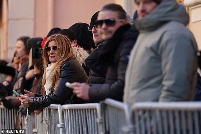 Fan đứng bên ngoài khu vực tổ chức tang lễ. Ảnh: Reuters