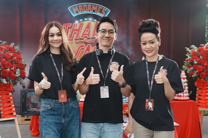 Từ trái qua: Thanh Hằng, đạo diễn Thắng Vũ, Hồng Ánh trong buổi khai máy sáng 7/1. Phim dự kiến ra mắt tháng 6. Ảnh: Annie