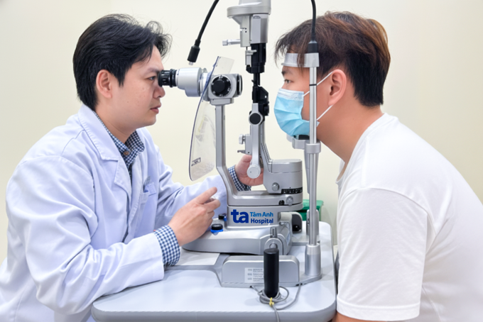 Bác sĩ Huy khám mắt cho nam thanh niên. Ảnh minh họa: Bệnh viện Đa khoa Tâm Anh