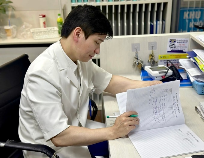 Bác sĩ Nam đang kiểm tra lại bệnh án của bệnh nhân trong ca trực của mình. Ảnh: Bác sĩ cung cấp