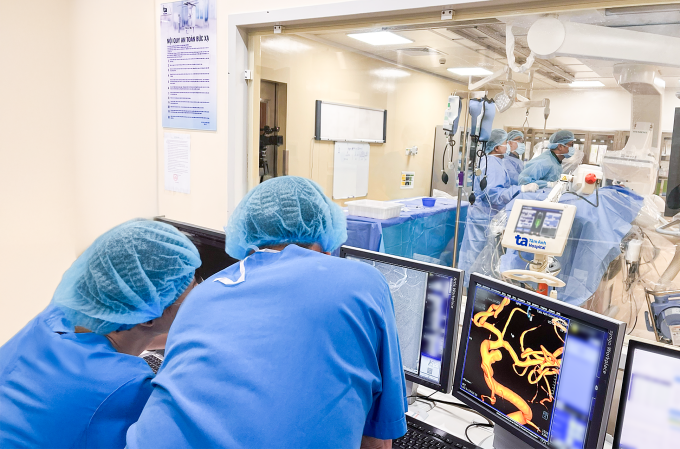 Êkip đặt stent thay đổi dòng chảy cho người bệnh. Ảnh: Bệnh viện Đa khoa Tâm Anh