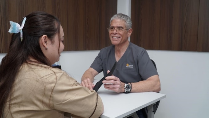 Bác sĩ Gail trong một lần thăm khám cho bệnh nhân. Ảnh: Maple Healthcare