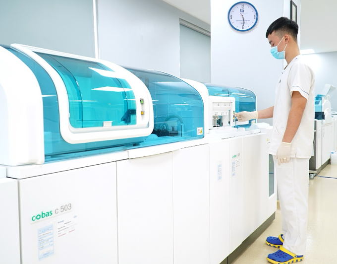 Nhân viên y tế vận hành hệ thống xét nghiệm sinh hóa tự động phân tích các chỉ số máu liên quan đến gan nhiễm mỡ. Ảnh: Bệnh viện Đa khoa Tâm Anh