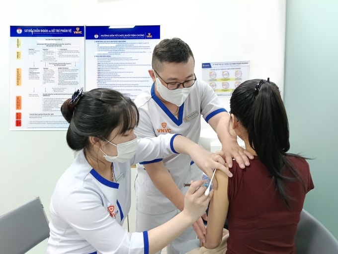 Phụ nữ trẻ tiêm vaccine HPV để chuẩn bị mang thai. Ảnh: Hoàng Dương