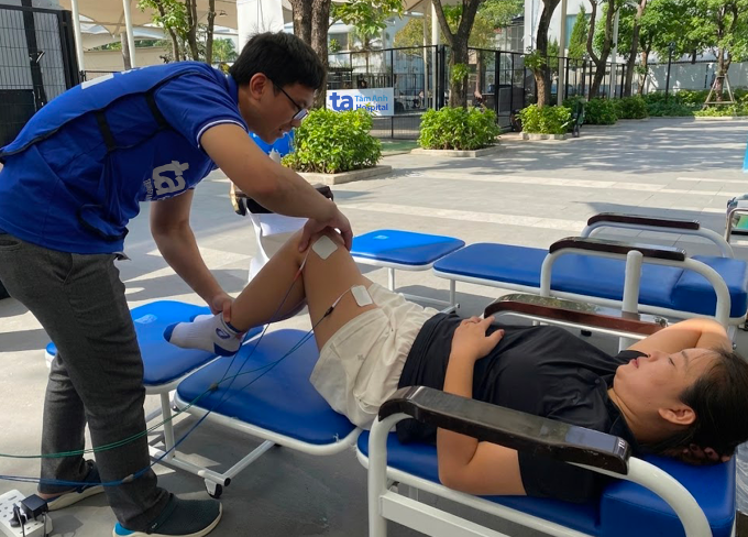 Bác sĩ Hiếu khám gối cho chị Ngãi. Ảnh: Bệnh viện Đa khoa Tâm Anh