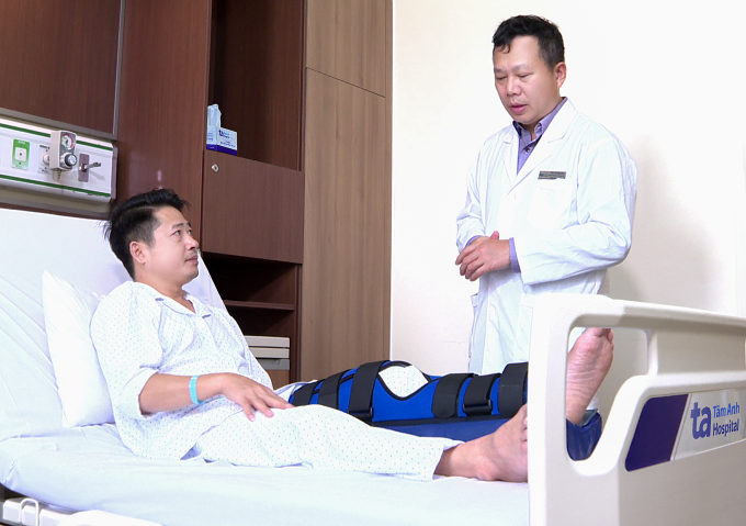 Tiến sĩ Nghĩa khám cho bệnh nhân Giang. Ảnh: Bệnh viện Đa khoa Tâm Anh