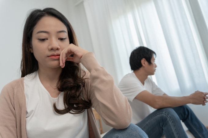 Vợ chồng buồn bã sau thời gian dài kết hôn nhưng khó có con. Ảnh minh họa: Vecteezy