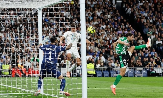 Gonzalo Garcia đánh đầu ghi bàn mở tỷ số trận Real thắng Betis 5-1 ở La Liga hôm 4/1. Ảnh: AS