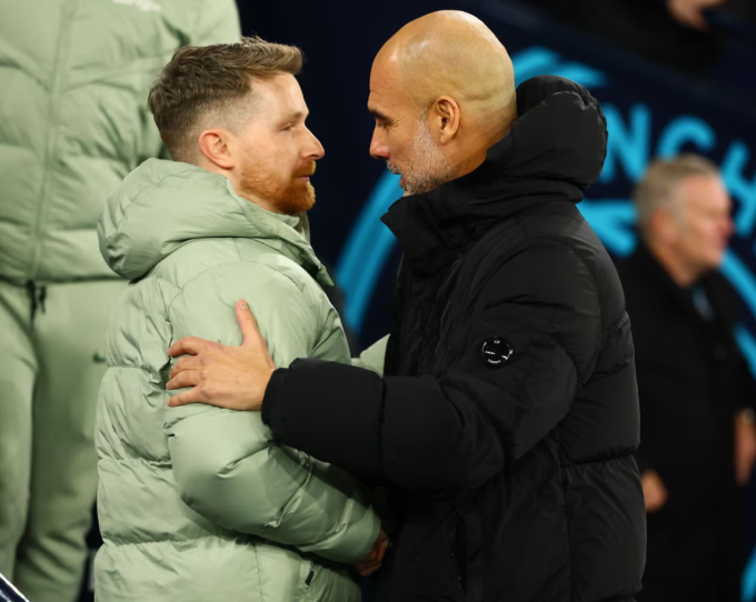 HLV Calum McFarlane bắt tay Pep Guardiola trước trận Chelsea hòa Man City 1-1 ở vòng 20 Ngoại hạng Anh. Ảnh: Shutterstock