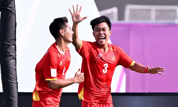 Nguyễn Hiểu Minh (trái) và Phạm Lý Đức mừng bàn thắng thứ hai của Việt Nam trong trận thắng Jordan 2-0 ở lượt đầu bảng A, VCK U23 châu Á trên sân King Abdullah Sports City Hall, thành phố Jeddah, Arab Saudi ngày 6/1/2026. Ảnh: AFC