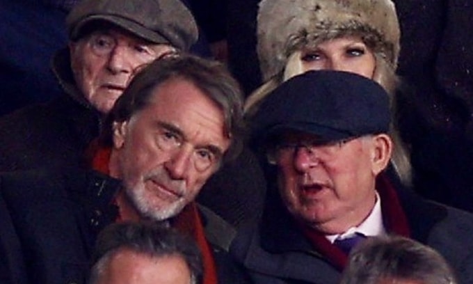 Tỷ phú Jim Ratcliffe (trái) và cựu HLV Alex Ferguson xem trận Man Utd gặp Tottenham trên sân Old Trafford, thành phố Manchester, Vương quốc Anh ngày 14/1/2024. Ảnh: Reuters