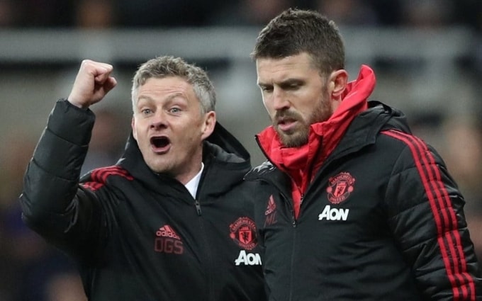 Ole Gunnar Solskjaer (trái) và Michael Carrick thời còn làm HLV và trợ lý Man Utd giai đoạn 2018-2021. Ảnh: Reuters