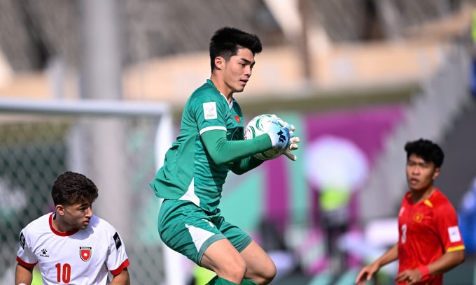 Tình huống Trung Kiên lao ra bắt bóng. Ảnh: AFC