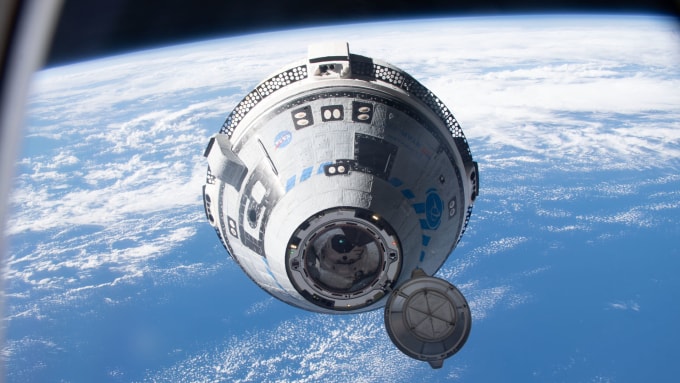 Tàu Starliner tiếp cận Trạm Vũ trụ Quốc tế (ISS) trong một chuyến bay thử nghiệm. Ảnh: NASA