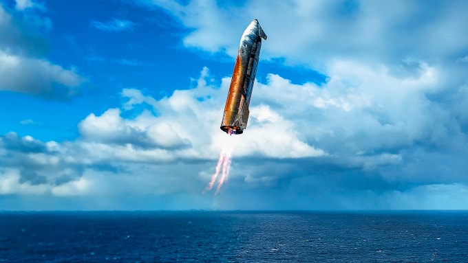 Tầng trên của tên lửa Starship chuẩn bị hạ cánh xuống biển trong chuyến bay thử tháng 8/2025. Ảnh: SpaceX