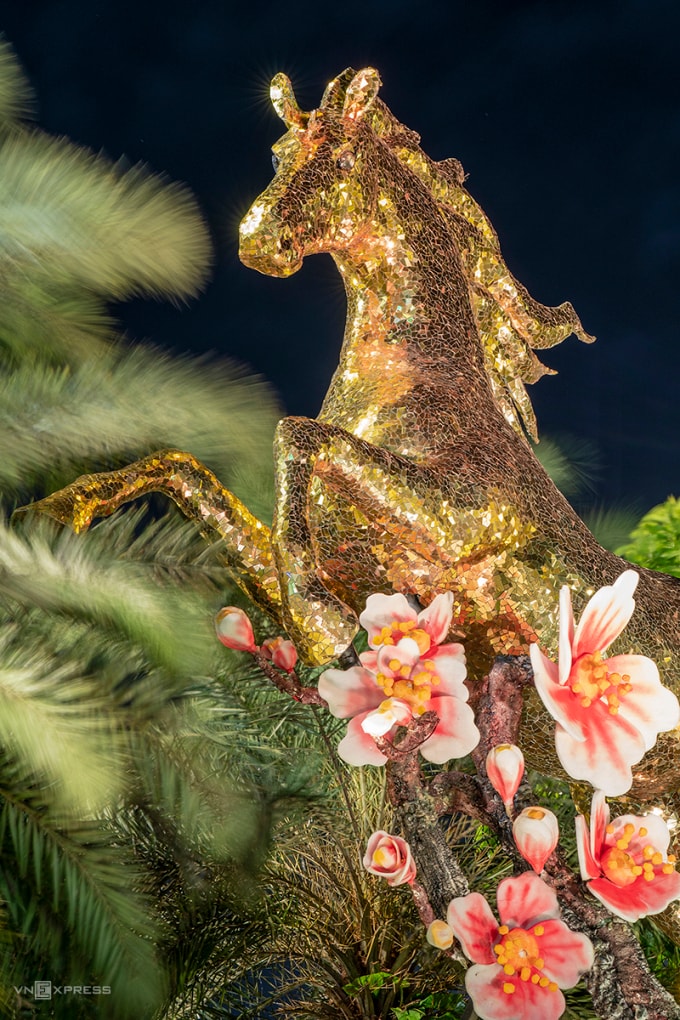 Ngựa Vàng trong tư thế tiến bước. Ảnh: Nguyễn Đông