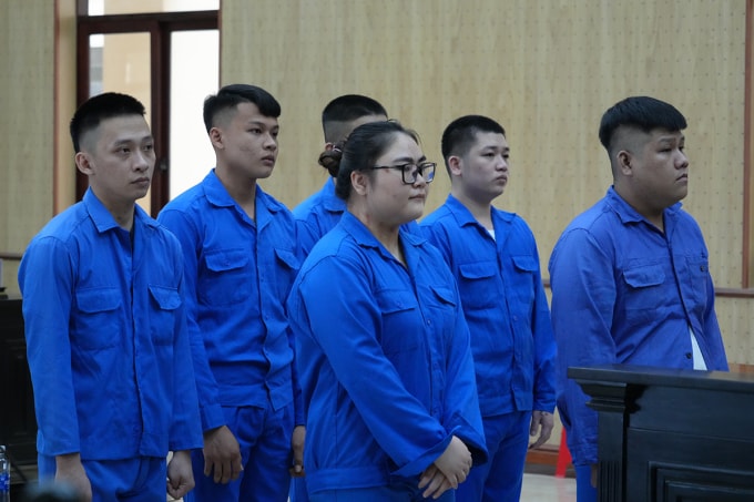 Các bị cáo khi nghe VKS công bố cáo trạng. Ảnh: Trường Hà