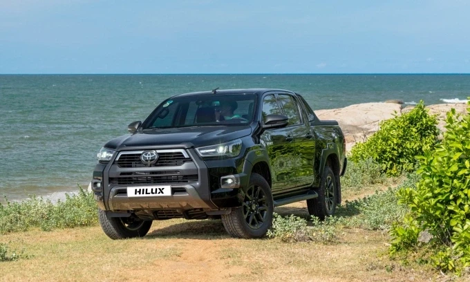 Một mẫu Toyota Hilux lăn bánh tại Việt Nam. Ảnh: TMV