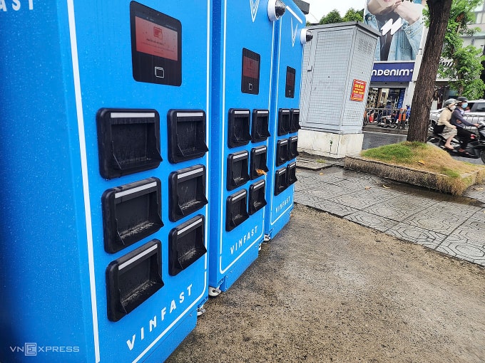 Tủ đổi pin đặt thử nghiệm trên vỉa hè đường Quang Trung, phường Gò Vấp, ngày 25/12. Ảnh: Đình Văn