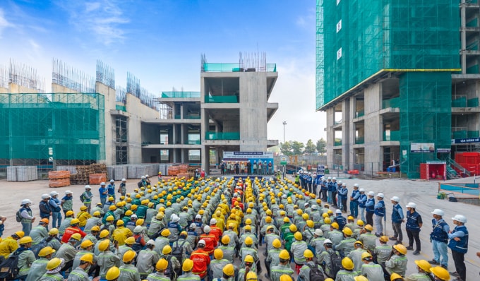 Các công nhân, kỹ sư tham gia dự án. Ảnh: Phát Đạt