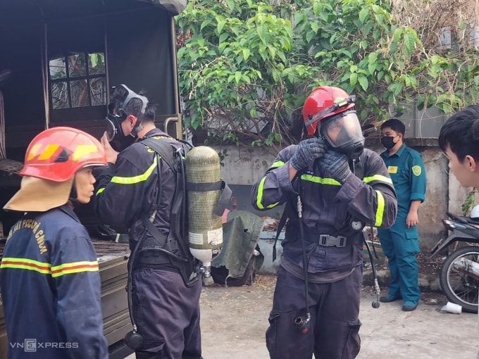 Cảnh sát mang mặt nạ chống khói độc để chữa cháy. Ảnh: Đình Văn