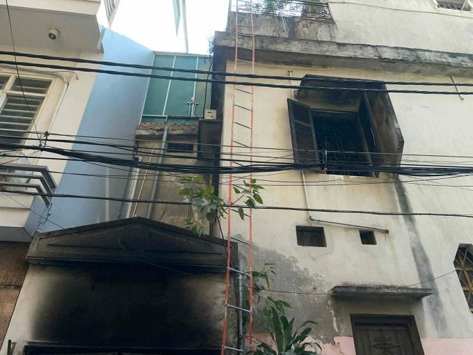 Ngôi nhà cháy bị ám khói, thang dây các nạn nhân thoát xuống dưới vẫn còn. Ảnh: Việt An