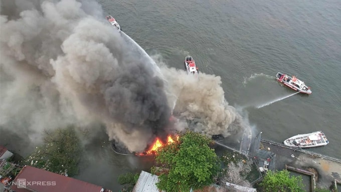 Koi1 lửa bốc cao thiêu rụi tàu. Ảnh: Đình Văn