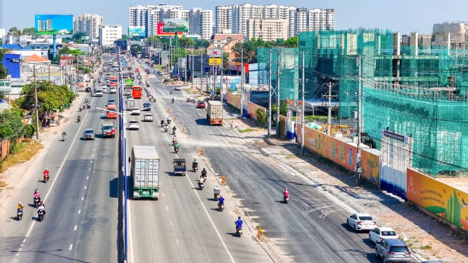 Tuyến quốc lộ 13 đoạn qua dự án đang được mở rộng lên 8 làn xe. Ảnh: Phát Đạt