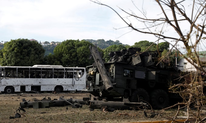 Tổ hợp phòng không được cho là Buk-M2E bị phá hủy tại căn cứ không quân La Carlota, Caracas, Venezuela ngày 3/1. Ảnh: Reuters