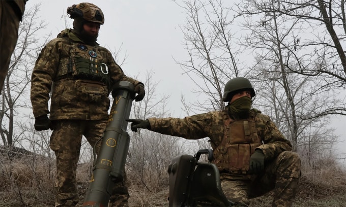 Binh sĩ Ukraine huấn luyện với súng chống tăng MILAN trên thao trường gần tiền tuyến ở tỉnh Zaporizhzhia ngày 4/1. Ảnh: AP