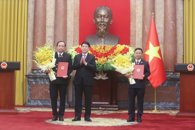 Chủ tịch nước Lương Cường trao quyết định bổ nhiệm Phó Chánh án Tòa án nhân dân tối cao cho ông Lê Tiến và Nguyễn Biên Thùy, sáng 7/1. Ảnh: TTXVN