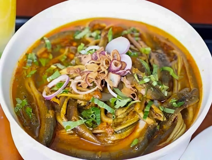 Súp lươn ăn kèm với bánh mỳ và bánh ướt, là món ăn nổi tiếng ở Nghệ An. Ảnh: Đức Hùng