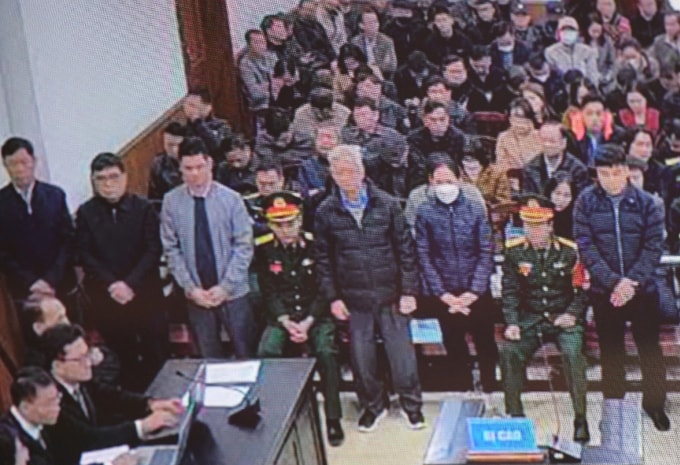 Từ trái qua: Thiếu tướng Nguyễn Duy Cường và thiếu tướng Hoàng Viết Quang đứng nghe VKS công bố cáo trạng, sáng 6/1. Ảnh: Danh Lam