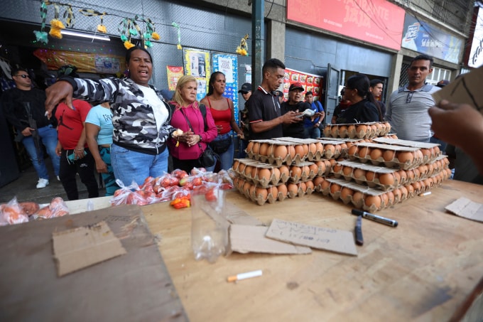 Quầy hàng trong một khu chợ ở thủ đô Caracas, Venezuela, hôm 4/1. Ảnh: AFP