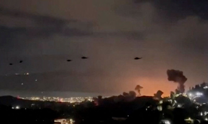 Đội trực thăng Mỹ trên bầu trời Caracas, Venezuela rạng sáng 3/1. Ảnh: Reuters