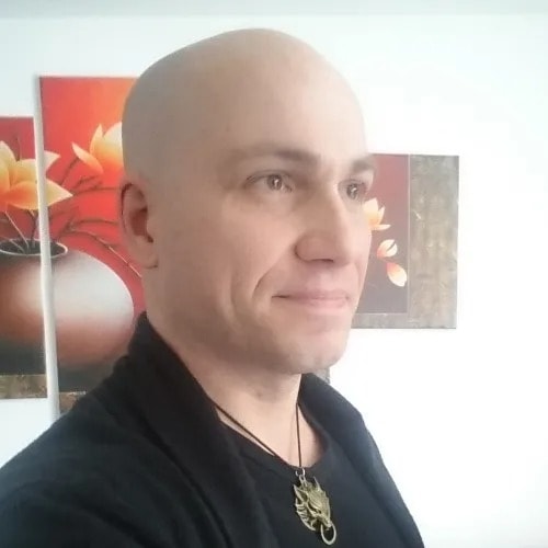 Cyril Zattara bị cáo buộc cưỡng hiếp 14 phụ nữ trong hơn 10 năm. Ảnh: Linkedin