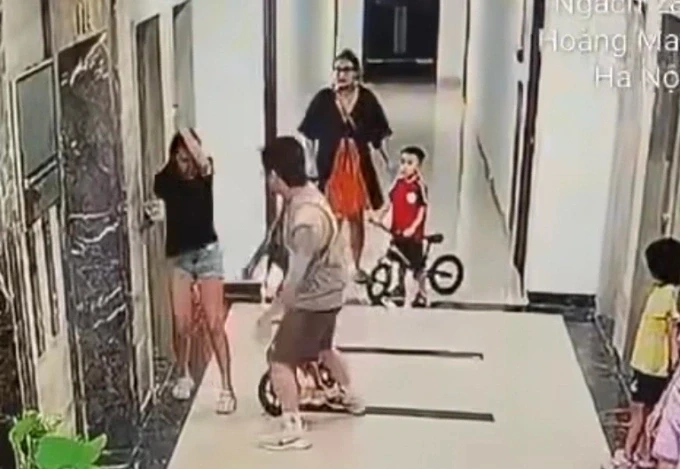 Sự việc được camera ở chung cư ghi lại. Ảnh:Cắt từ video