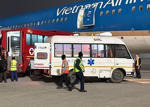 Phương tiện sẵn sàng cấp cứu hành khách tại sân bay Kolkata (Ấn Độ). Ảnh: VNA