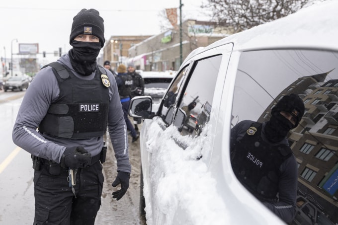 Đặc vụ ICE thẩm vấn cư dân tại Minneapolis, bang Minnesota vào tháng 12/2025. Ảnh: AFP