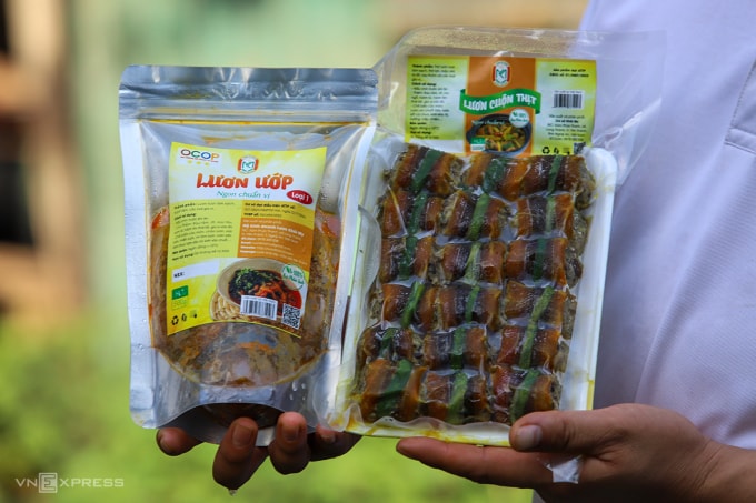 Món lươn ướp và lươn cuộn thịt được sản xuất tại làng nghề Phan Thanh, xã Hợp Minh. Ảnh: Đức Hùng