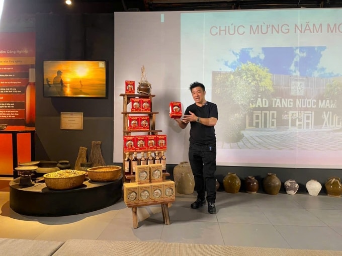 Ông Trần Ngọc Dũng giới thiệu nước mắm Tĩn tại Bảo tàng nước mắm Làng Chài Xưa Phan Thiết. Ảnh: Khải Nguyên
