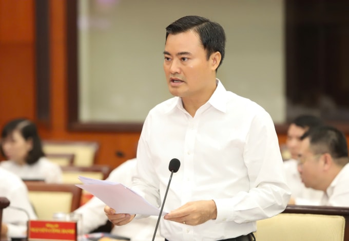 Phó Chủ tịch UBND TP HCM Bùi Xuân Cường trình bày tờ trình tại Hội nghị Ban chấp hành Đảng bộ TP HCM, sáng 7/11. Ảnh: An Phương