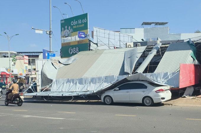 Bảng hiệu ngã đổ đè một người bị thương, sáng 7/1. Ảnh: Ngọc Oanh