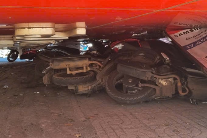 Nhiều xe máy bị bảng hiệu đè ngã. Ảnh: Ngọc Oanh